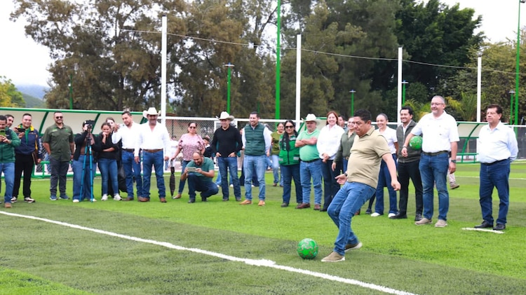 Familias y jóvenes de Lagunillas estrenan las nuevas instalaciones deportivas y recreativas entregadas por el Gobierno estatal.