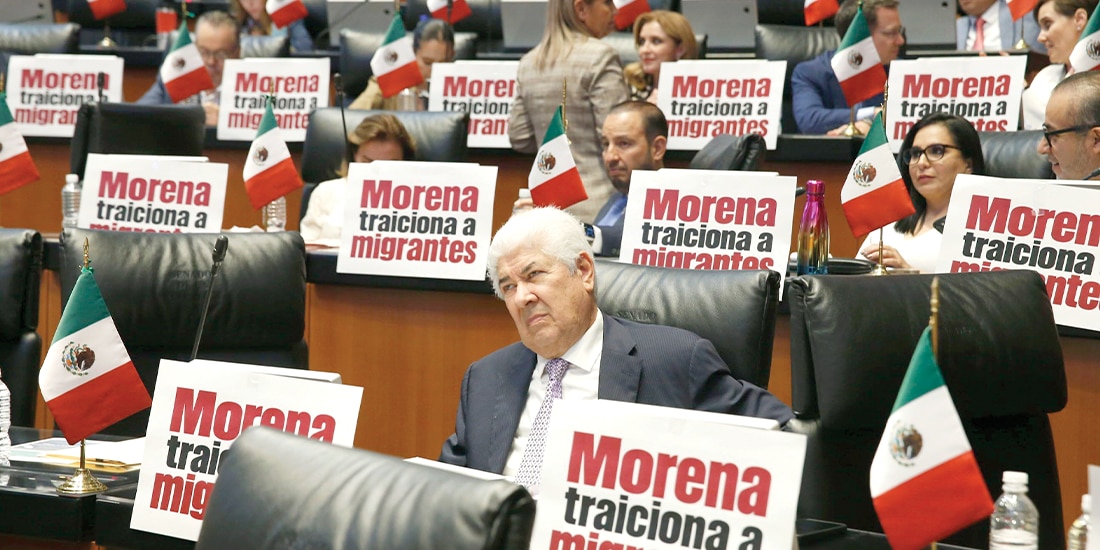 LA BANCADA del PAN en el Senado se manifestó con pancartas contra las políticas de Morena, ayer.