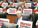 LA BANCADA del PAN en el Senado se manifestó con pancartas contra las políticas de Morena, ayer.