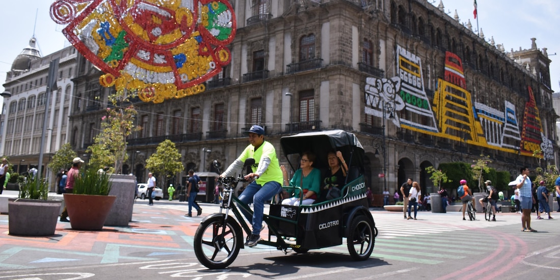 Una bicitaxi recorre calles del Centro Histórico, en una fotografía ilustrativa.