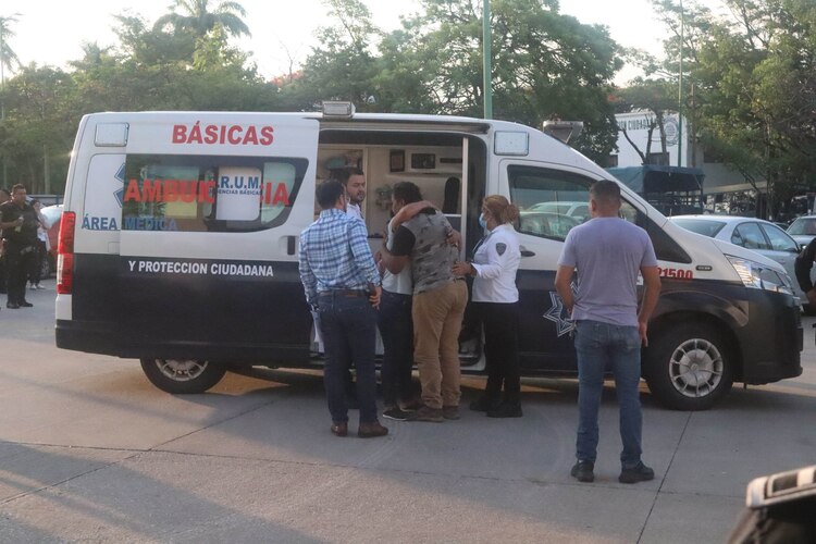 Trabajadores liberados de Chiapas reciben atención médica.