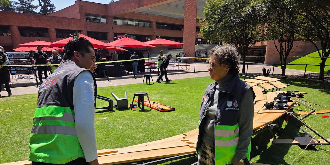 Protección Civil acudió a plantel Santa Fe de IBERO, donde ocurrió el desplome.