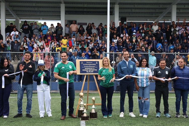 La alcaldesa Romina Contreras y el senador Enrique Vargas cortan el listón inaugural de la segunda etapa de la Unidad Deportiva “El Plan”.