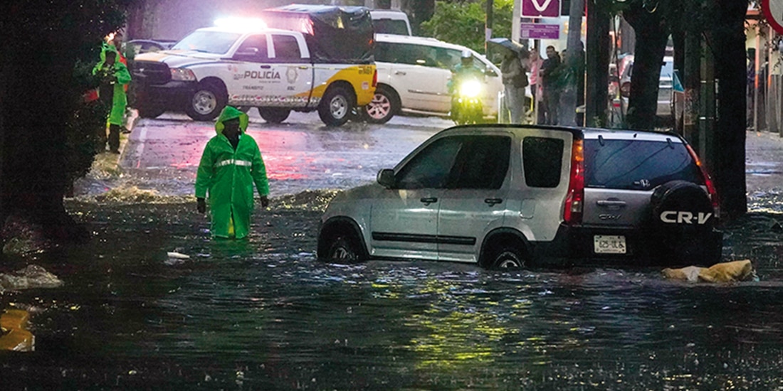 Un vehículo varado en una calle al sur de la Ciudad de México, la tarde de ayer.