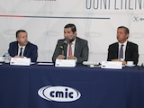 El Presidente de la CMIC, Luis Méndez (centro), ayer en conferencia.