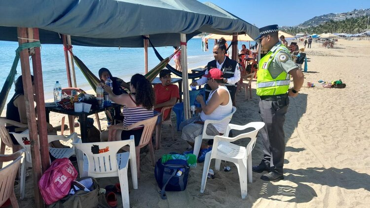 Elementos de la SSP Guerrero y de la Guardia Nacional recorren playas de Acapulco.