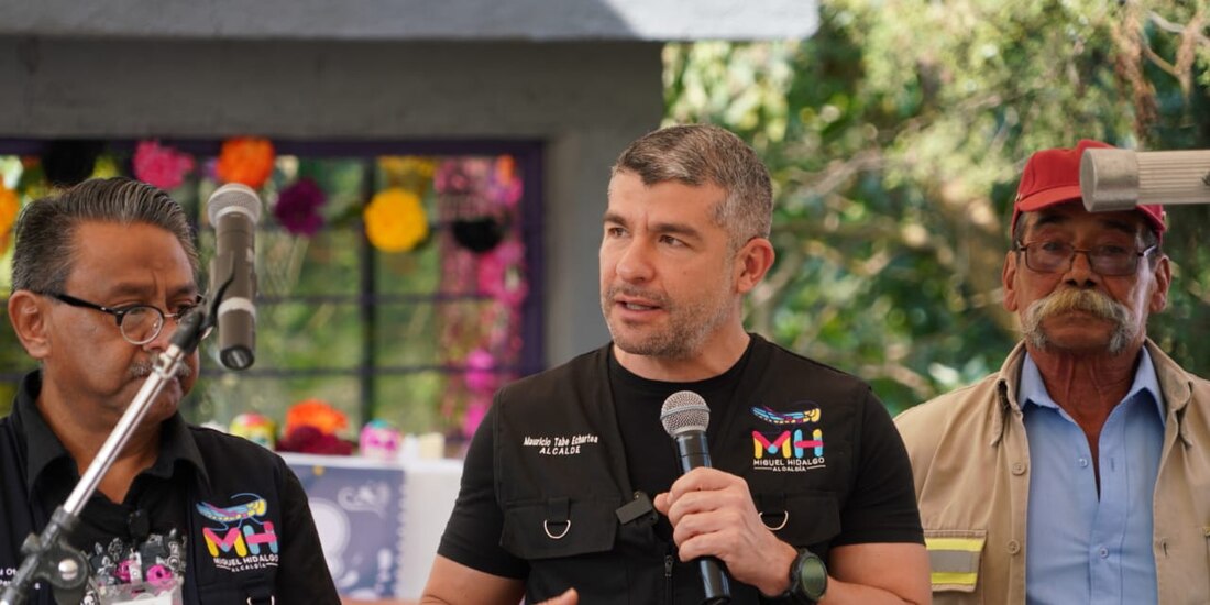 En la imagen, el alcalde Mauricio Tabe durante el homenaje a personas desconocidas, en el Panteón Dolores. Foto: Especial