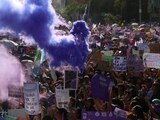 Mujeres en la marcha en Ciudad Nezahuacoyotl