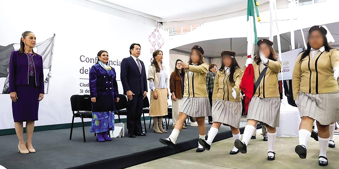 Claudia Sheinbaum y Clara Brugada, ayer, durante la ceremonia por el inicio del ciclo escolar 2026-2027.