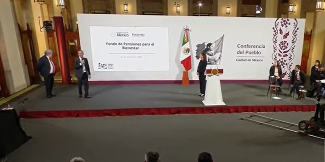 Funcionarios de SHCP y la Presidenta Claudia Sheinbaum Pardo.