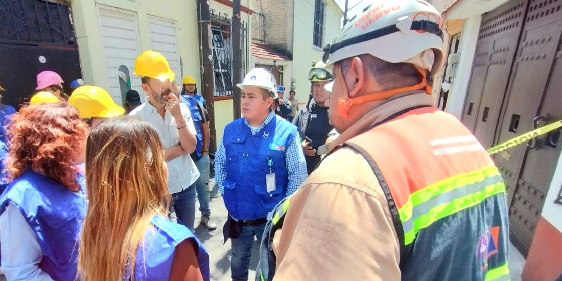 El alcalde de Coyoacán, Giovani Gutiérrez, acudió a la zona afectada por la explosión,