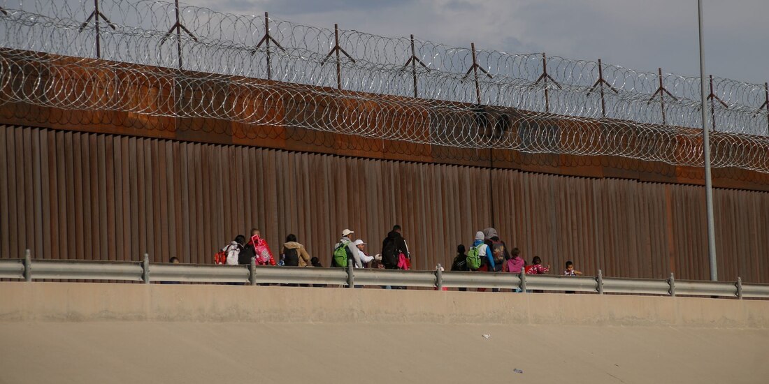 Migrantes intentando cruzar la frontera con Estados Unidos en febrero pasado.