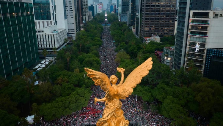 El Ángel de la Independencia se reporta sin espacio disponible ante la llegada masiva de aficionados para el partido mundialista.