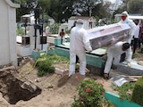 CIUDAD DE MÉXICO , 10JUNIO2020.- Se realizó una inhumación de muerte por Covid-19 en una de las fosas destinadas en el Panteón Civil San Nicolás Tolentino, alcaldía Iztapalapa. Los sepultureros utilizaron los protocolos sanitarios como uso de traje protector, cubrebocas y guantes para llevar a cabo el acto. El panteón tiene designadas diferentes fosas entre tumbas que se han cavado para casos Covid-19. El servicio por tumba es de 7 años y 1 año posterior de reserva, después de ese periodo, el espacio lo reacomoda la administración del Panteón.
FOTO: GRACIELA LÓPEZ /CUARTOSCURO.COM