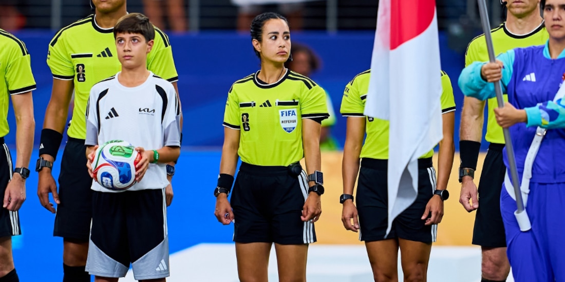 Katia Itzel fue la cuarto árbitro en el partido entre Países Bajos y Japón.