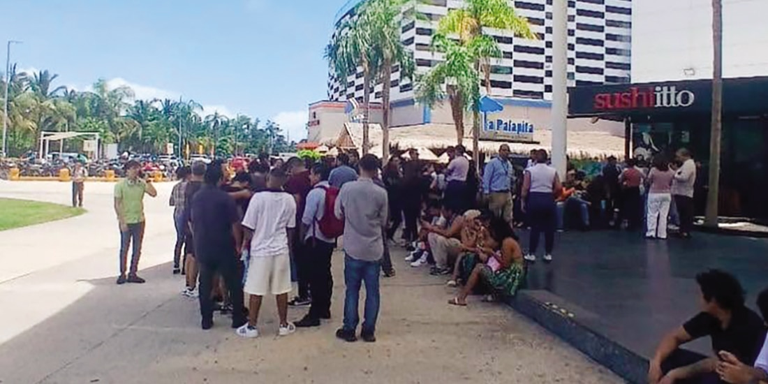 EN CANCÚN, turistas se concentran en puntos de reunión después del temblor