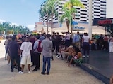 EN CANCÚN, turistas se concentran en puntos de reunión después del temblor