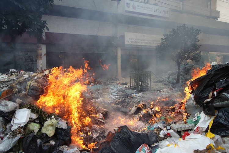 Trabajadores de limpia protestan con quema de basura en el Centro Histórico CDMX.