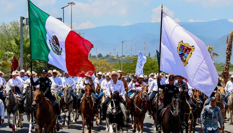 Más de 2 mil 100 cabalgantes participaron en la Cabalgata de la Unidad.