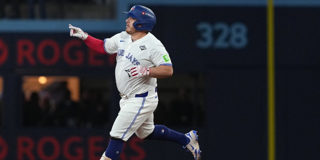 Alejandro Kirk logra su primer home run en una Serie Mundial.