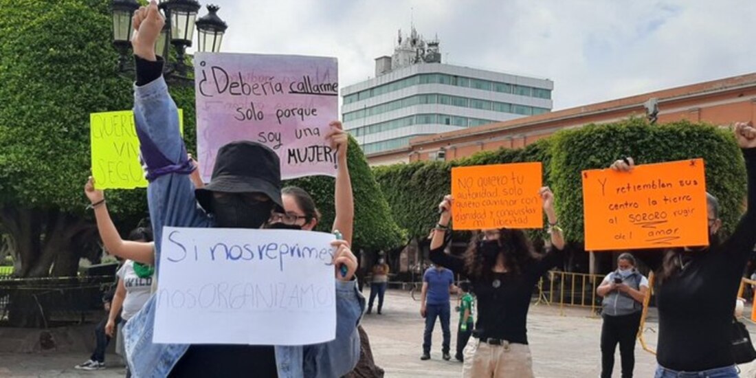 Las mujeres pidieron justicia para Evelyn, una joven agredida presuntamente por elementos de la policía local.