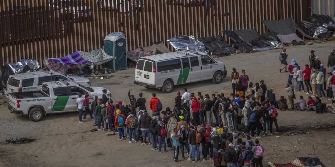 Cientos de migrantes acamparon en los muros fronterizos, el pasado 9 de mayo.