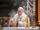 Papa Francisco pasando incienso sobre el altar durante una misa en la Basílica de San Pedro, en el Vaticano.