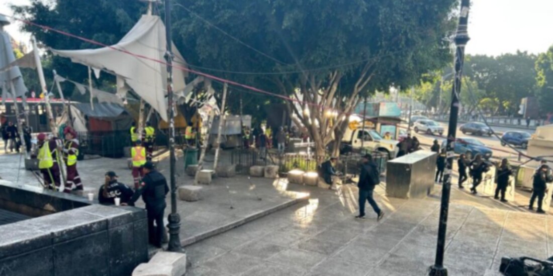 Autoridades capitalinas, ayer, al recuperar la Plaza de la Información.