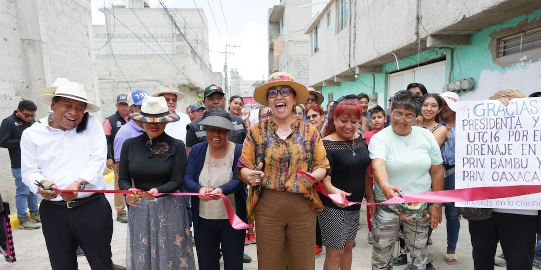 la presidenta municipal Azucena Cisneros Coss (c.), ayer, al cortar el listón de las obras entregadas.