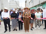 Azucena Cisneros Coss corta el listón inaugural de las redes de agua y drenaje en Santa María Tulpetlac.
