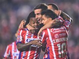 Jugadores tuneros celebran uno de sus goles del domingo.