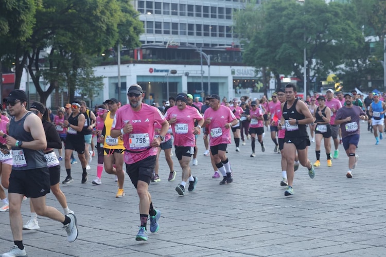 Atletas internacionales y locales recorrieron 21 kilómetros por las avenidas más icónicas de la Ciudad de México.