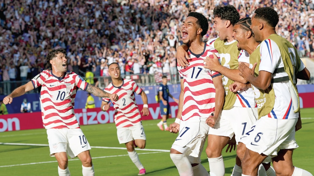 FUTBOLISTAS estadounidenses festejan el tanto ante Bosnia, el miércoles pasado.