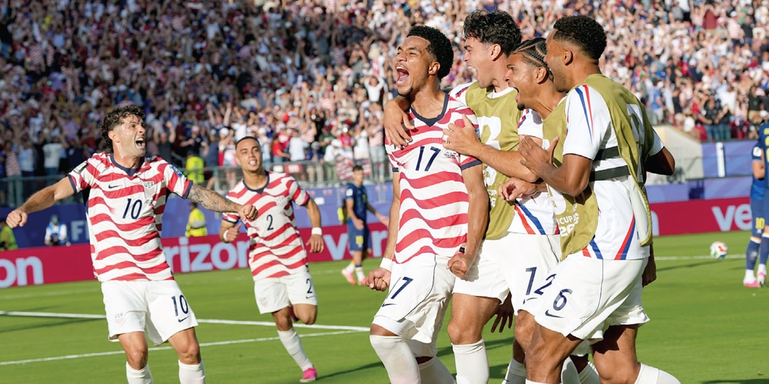 FUTBOLISTAS estadounidenses festejan el tanto ante Bosnia, el miércoles pasado.
