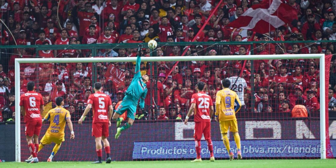 Luis García con una gran atajada para mantener el marcador global igualado.