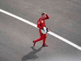 Sebastian Vettel abandona la carrera del domingo con la cabeza agachada.