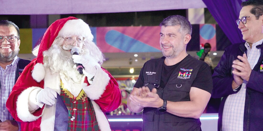 Mauricio Tabe junto a Santa Claus, ayer, en la inauguración de la pista Navidad MH Sobre Hielo.