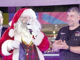 Mauricio Tabe junto a Santa Claus, ayer, en la inauguración de la pista Navidad MH Sobre Hielo.
