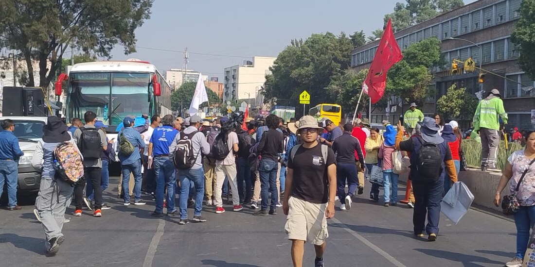 Marcha de integrantes de maestros de la CNTE rumbo al Zócalo.