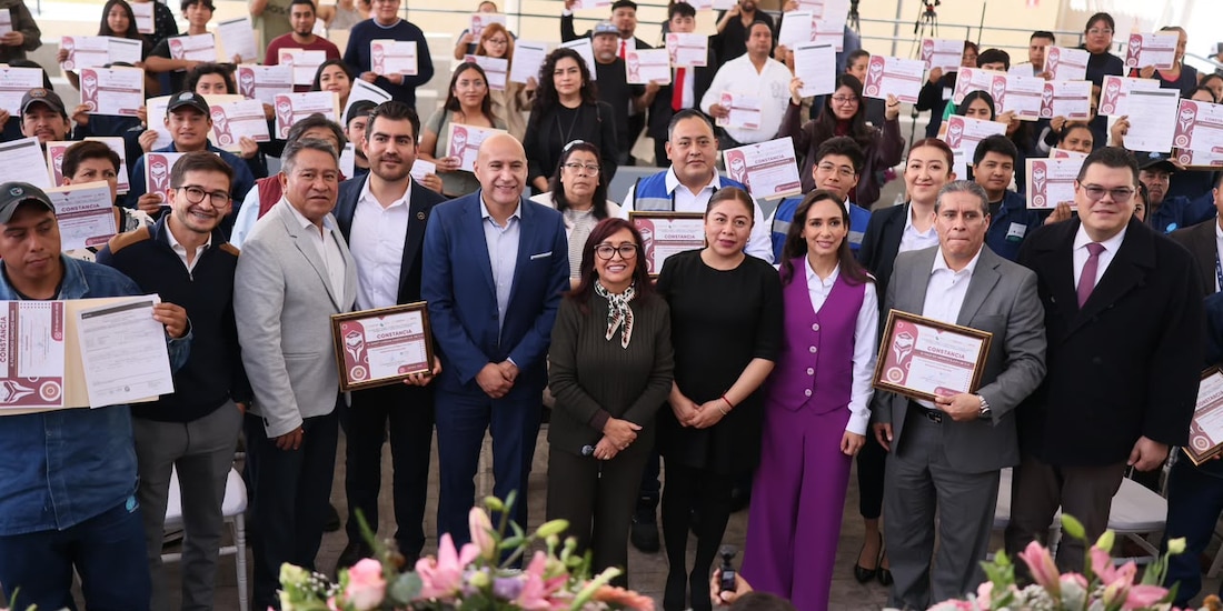 La gobernadora Lorena Cuéllar Cisneros encabezó la entrega de constancias de incorporación laboral a los 215 beneficiarios del Programa “Empléate Tlaxcala” 2026.