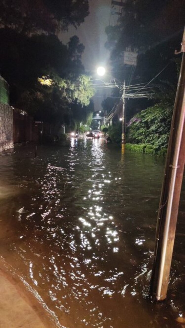 Un encharcamiento en Agua, colonia Jardines del Pedregal, en la Álvaro Obregón, con afectación en la vialidad
