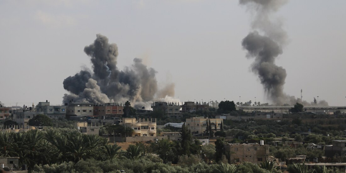 Columnas de humo se levantan en Israel cerca de la frontera con Egipto.