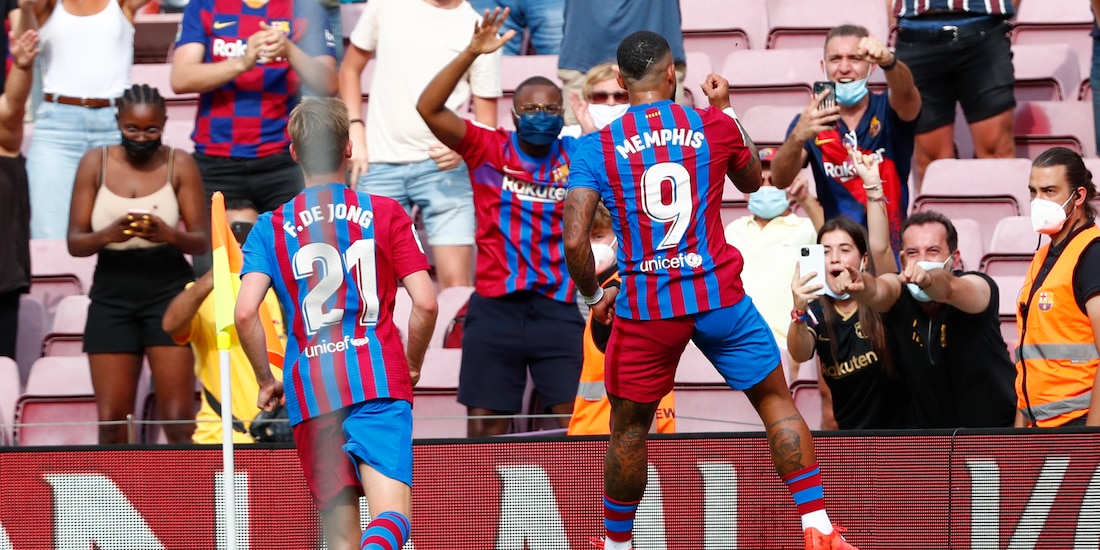 Jugadores del Barcelona celebran un gol en LaLiga de España