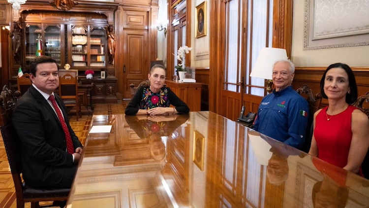 Sale Víctor Rodríguez Padilla de la dirección de Pemex; entra Juan Carlos Carpio Fragoso.