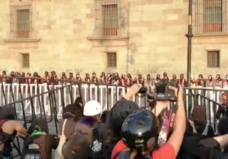 Rejas de protección del Palacio Nacional.