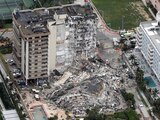 El edificio colapsado, ayer en Miami.