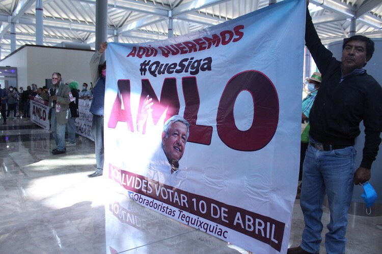 Asistentes promueven la participación en la consulta de revocación, en el nuevo aeropuerto, ayer.