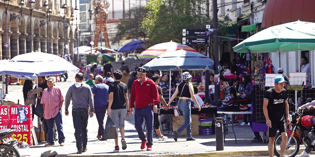 EN GUADALAJARA se reanudó ayer la mayoría de actividades.