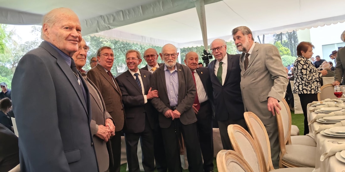 Reconocimiento a egresados distinguidos de la Facultad de Contaduría y Administración de la UNAM.