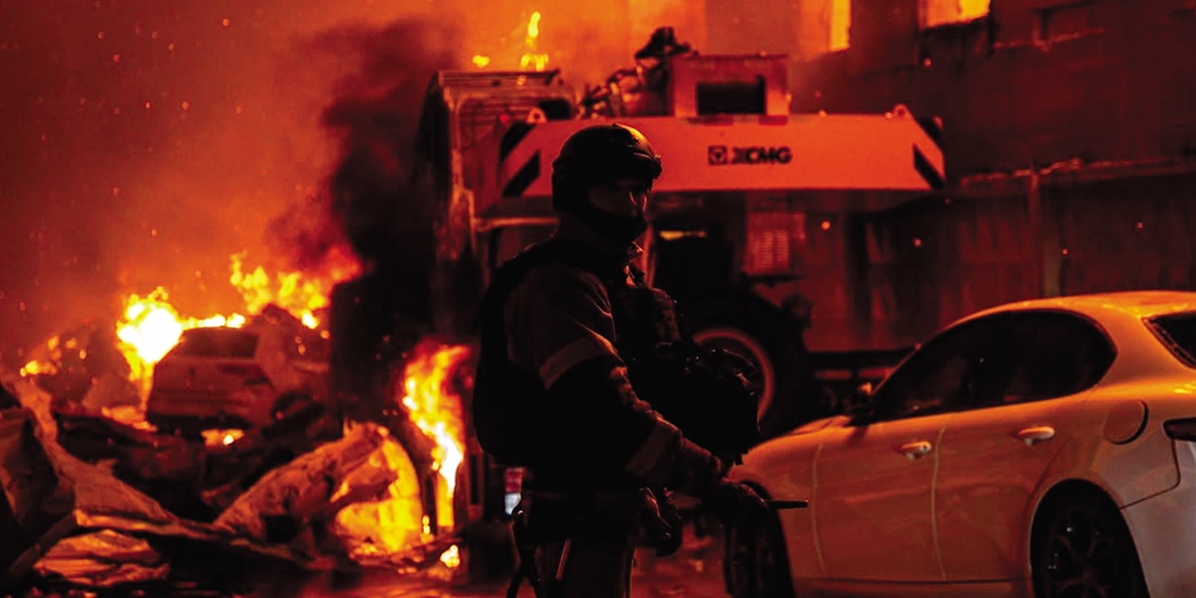 Bomberos trabajan para extinguir un incendio tras un ataque aéreo ruso en Kiev, ayer.